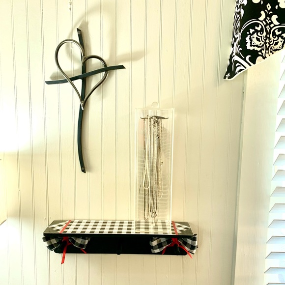Wall Shelf with Pegs - Picture 7 of 10